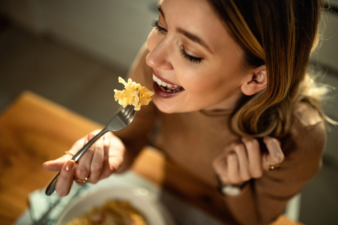 mulher comendo macarrão