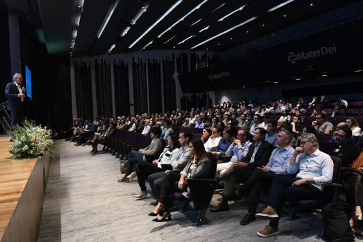 Rede Mater Dei comemora 45 anos em encontro com médicos em Belo Horizonte