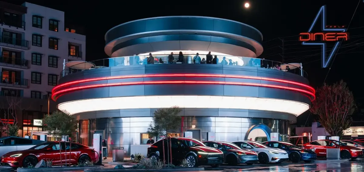 Taste of America: Novo Tesla Diner combina comida, cinema e tecnologia