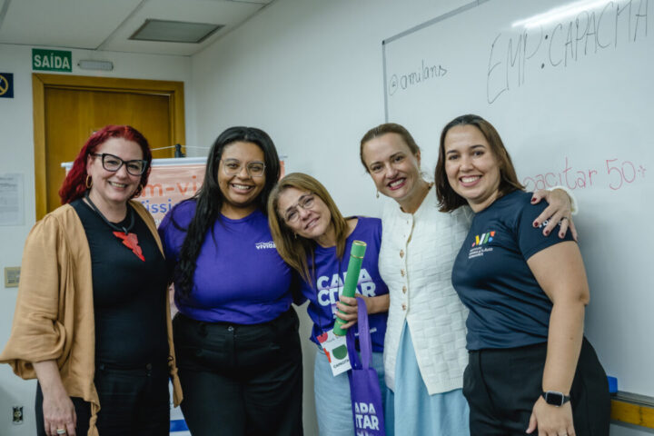 analista financeira Marili Lima (diploma em mãos) Projeto Capacitar 50 Mais