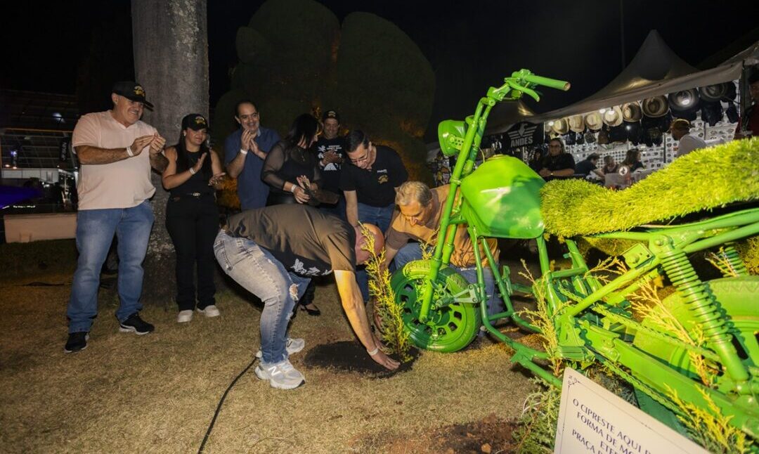 DESTAQUE Cerimônia do plantio de um cipreste que será moldado em formato de motocicleta na Praça Mário Zucato em Monte Sião