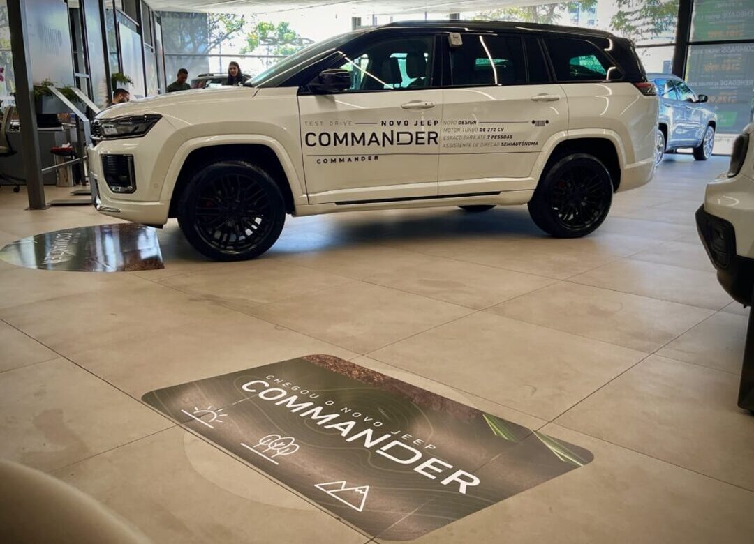 DESTAQUE Jeep Commander exposto no show room da concessionária Strada