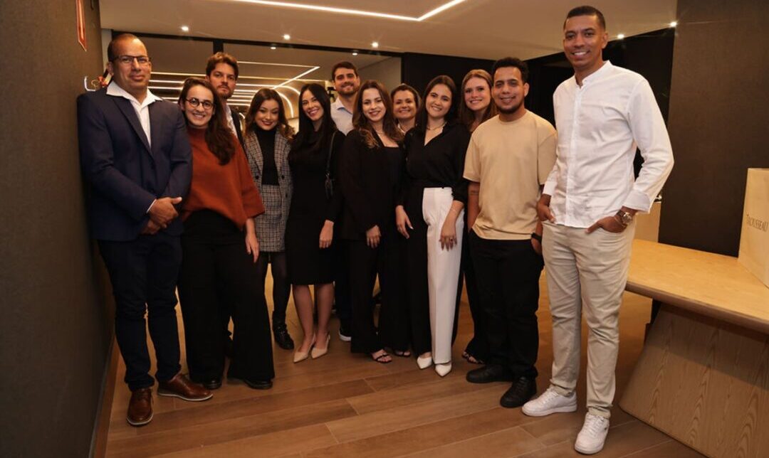 Equipe da Capanema durante a entrega das chaves