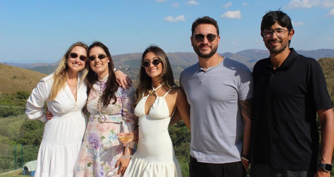 Victoria celebra seus 18 anos ao lado de seus pais