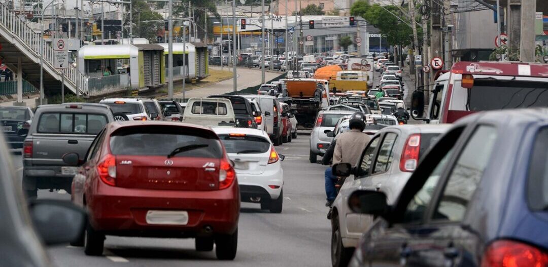 carro ipva estacionamento garagem vaga veículo transito semáforo engarrafamento automóvel caminhão moto placa GIL LEONARDI (812) (2)