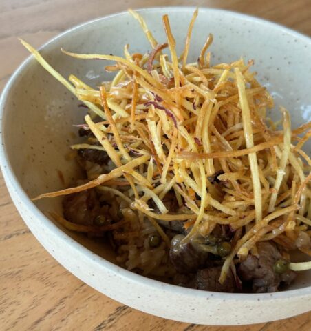 cumbuquinha de carne com arroz sujo e palha cumbuquinha de carne com arroz sujo e palha