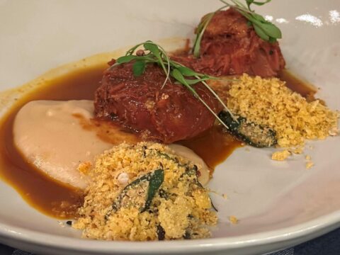 Bochecha de porco com purê de batata e cebola caramelizada Luiza Costa Bochecha de porco com purê de batata e cebola caramelizada Luiza Costa