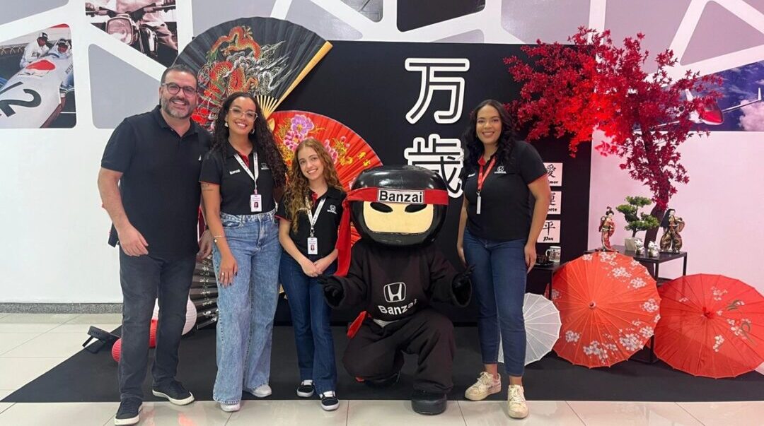 DESTAQUE Felipe Pessoa Leal com parte do time de vendas da Banzai Honda