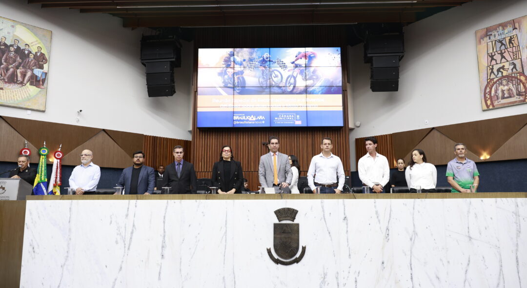DESTAQUE Vereador Bráulio Lara com os homenageados das duas rodas na seção na Câmara Municipal de BH