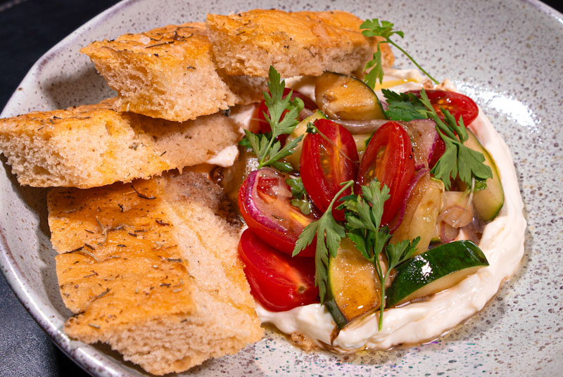 Entrada Focaccia panzanella e creme de queijo defumado (2) OLGA NUR edited
