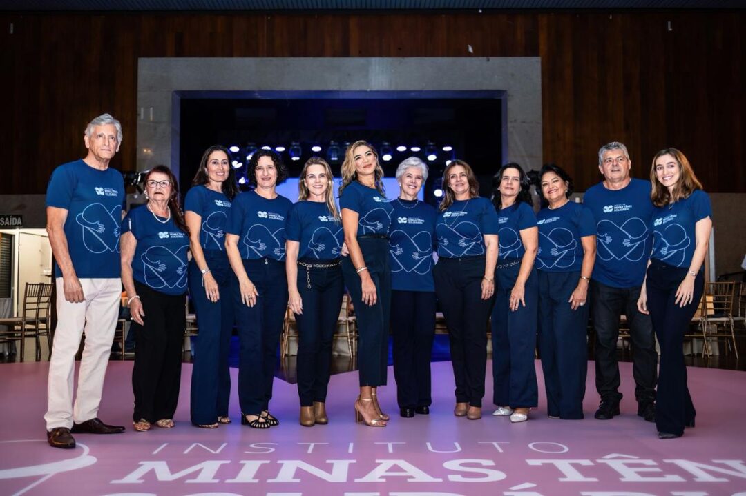 Os gestoras do Instituto Minas Tênis Clube posando para a foto durante a comemoração da transformação em uma entidade independente