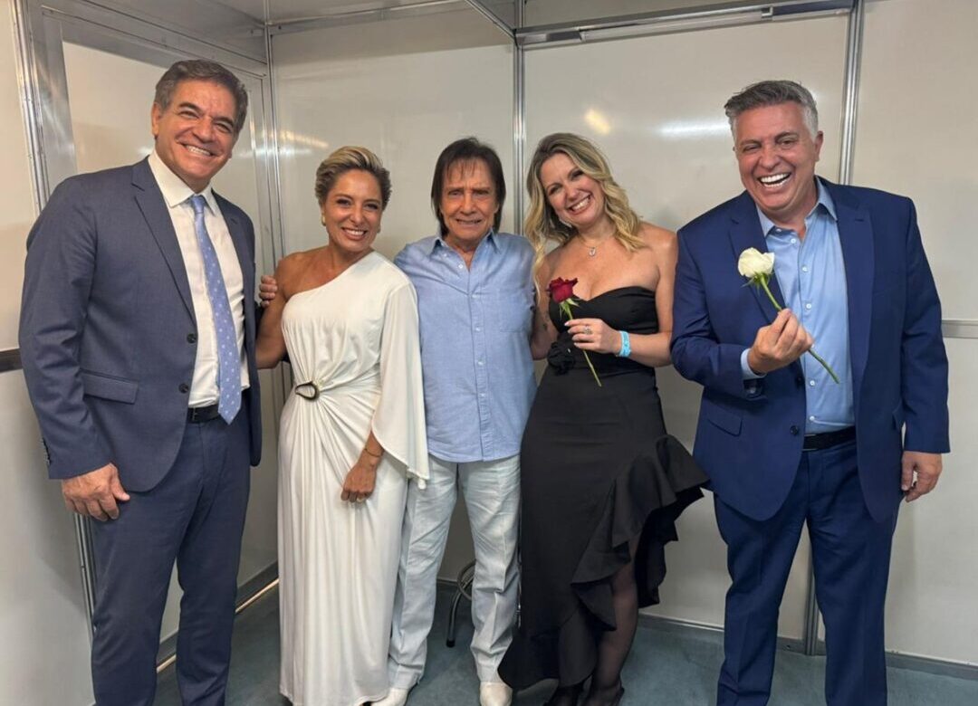 O cantor Roberto Carlos recebeu em seu camarim Nadim Donato Renata Araújo Daniele Rocha e Álvaro Damião
