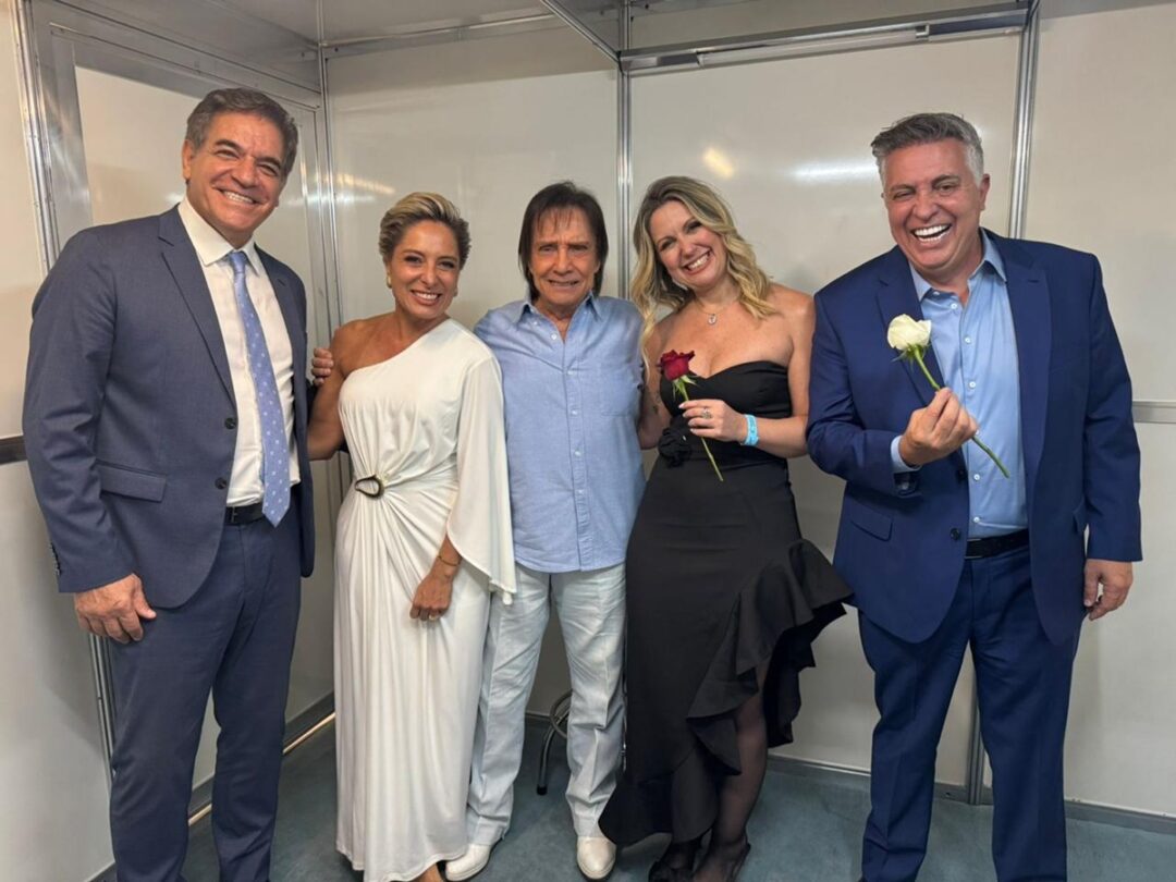 O cantor Roberto Carlos recebeu em seu camarim Nadim Donato Renata Araújo Daniele Rocha e Álvaro Damião O cantor Roberto Carlos recebeu em seu camarim Nadim Donato Renata Araújo Daniele Rocha e Álvaro Damião