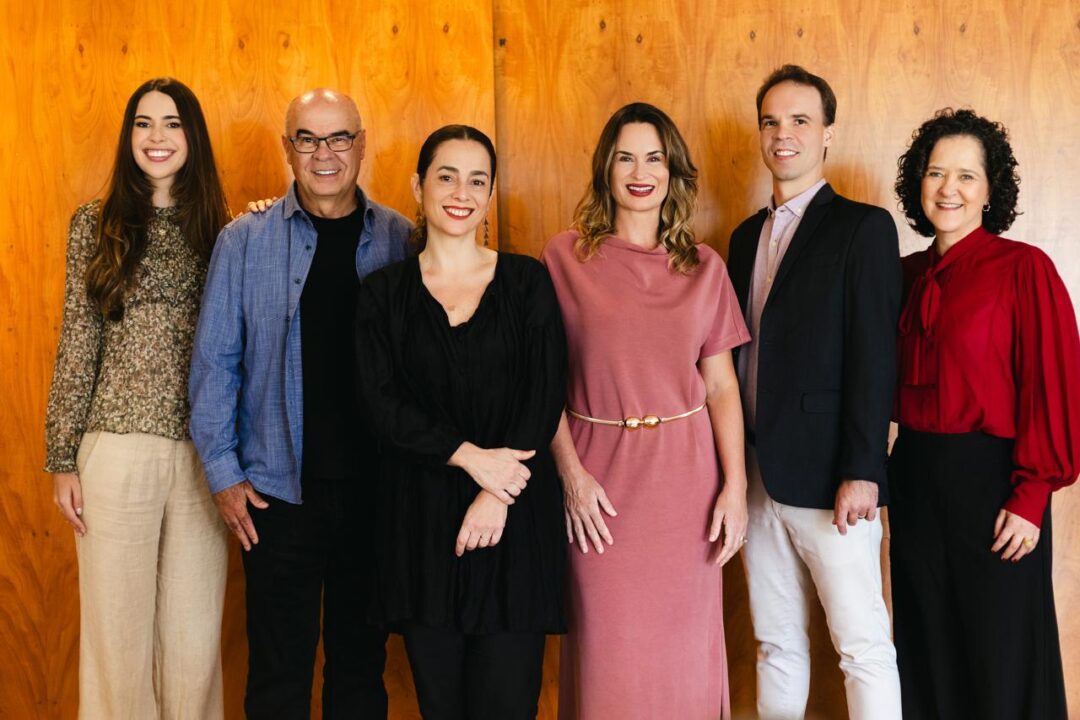 Sócios do Grupo Partners e da Lápis Raro registrando momento de união das empresas.
