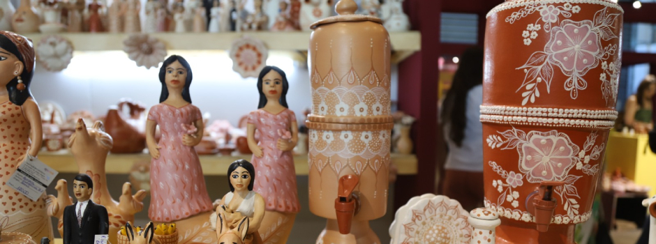 Peças de cerâmica artesanal expostas em feira de artesanato em Belo Horizonte