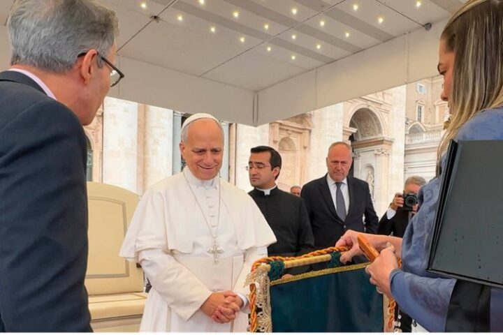Papa recebe artesanato de Sabará Papa recebe artesanato de Sabará