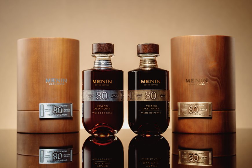 Garrafas dos Vinhos do Porto Menin Douro Estates 80 anos, nas versões Tawny e Branco, apresentadas em embalagens de madeira refinadas