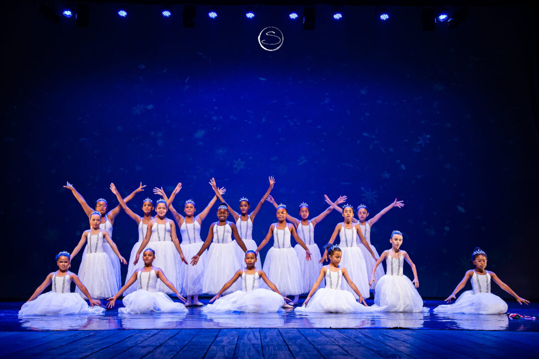 Grupo de bailarinas mirins em cena durante o espetáculo “As Maravilhas de Alice’s”, apresentado no Teatro Municipal de Nova Lima sob direção de Roberta Lodi.
