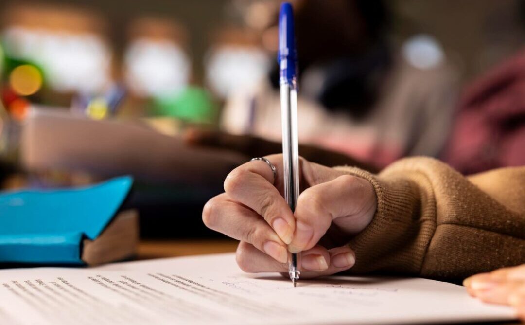 Estudante realizam o exame durante o primeiro dia de provas do Enem 2025 em sala de aula.