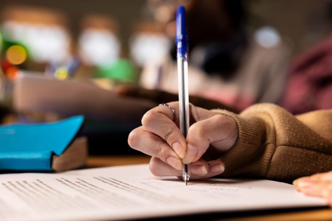118389 1 Estudante realizam o exame durante o primeiro dia de provas do Enem 2025 em sala de aula.