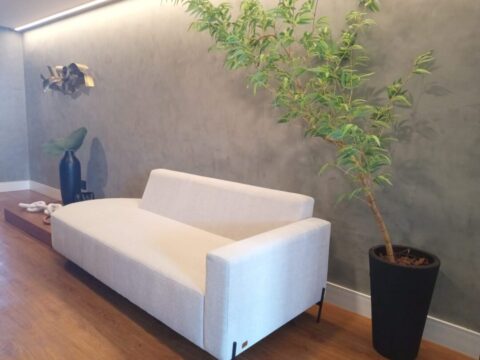 Sala de estar com sofá claro limpo e impermeabilizado, evidenciando tecido protegido e aparência renovada