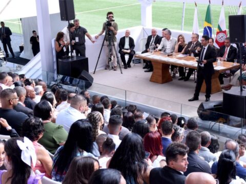 Casamento comunitário na Arena MRV