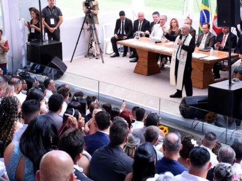 Casamento comunitário na Arena MRV