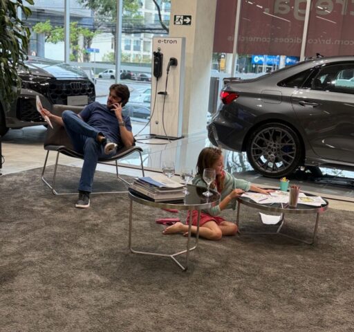 Convidados prestigiaram o lançamento do novo Audi Q5 na concessionária Audi Belo Horizonte, evento que destacou o design e a performance do SUV premium.