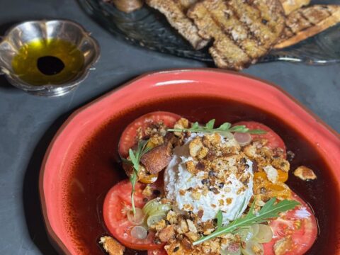 Burrata fresca de búfala com tomates Burrata fresca de búfala com tomates