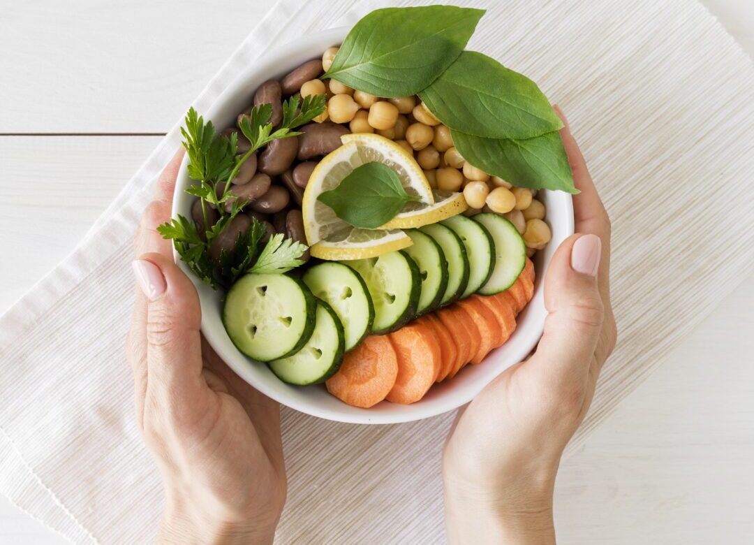 Tigela com legumes frescos, representando alimentação vegana equilibrada