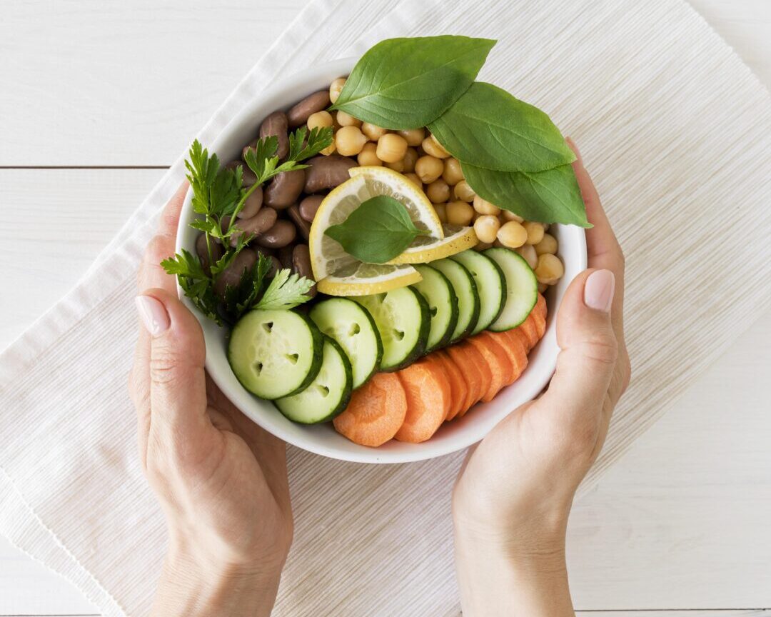 Crédito BRFreePik Tigela com legumes frescos, representando alimentação vegana equilibrada