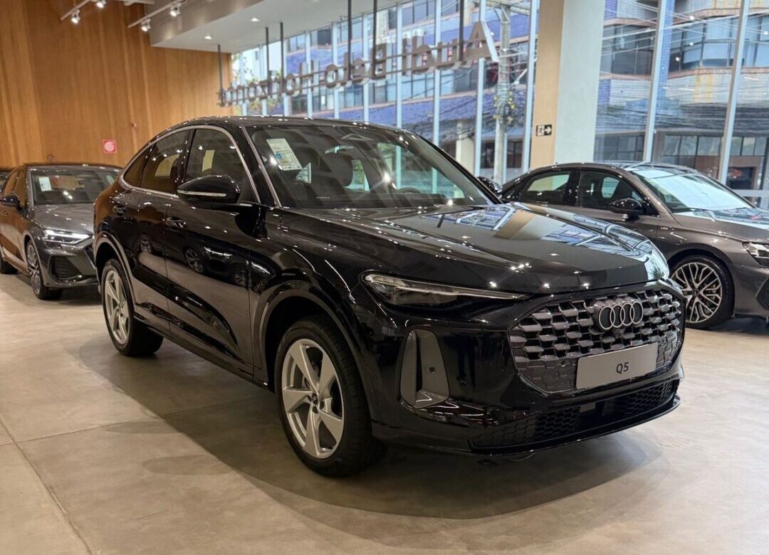 Exposição do novo Audi Q5 na Audi Belo Horizonte durante evento de lançamento com convidados.