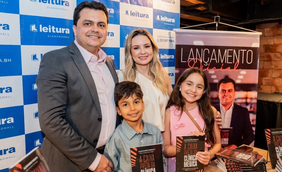 DESTAQUE O médico e gestor Alexandre Pimenta com a família durante o prestigiado evento de lançamento de seu livro no Diamond Mall em BH