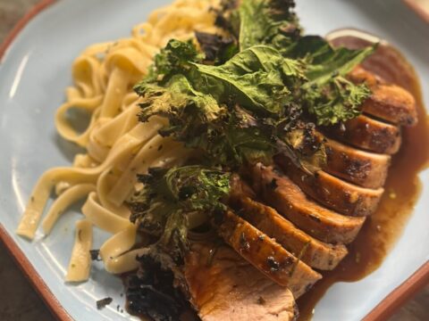 Filé mignon de porco ao roti fettucine artesanal e kale Filé mignon de porco ao roti fettucine artesanal e kale