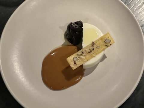 Gelado de queijo de cabra doce de leite de ovelha jabuticaba e castanha de pequi Gelado de queijo de cabra doce de leite de ovelha jabuticaba e castanha de pequi