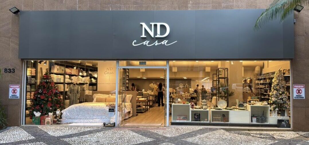 Fachada da loja ND Casa em Belo Horizonte, com vitrine iluminada e ambientação de produtos para casa, mesa e banho