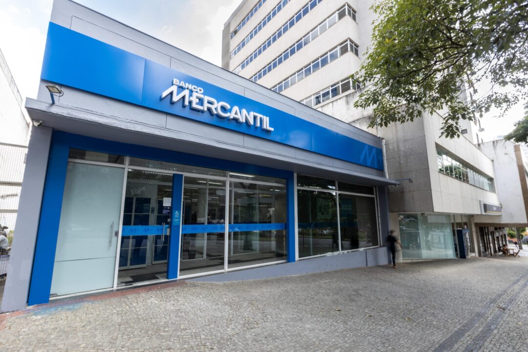 Fachada do Banco Mercantil em Belo Horizonte, instituição financeira mineira que alcançou 12 trimestres consecutivos de lucro recorde em 2025.