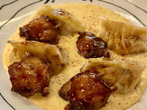 Notinha 2 Guioza de galinha caipira à carbonara com tulipinhas ao gochujang Notinha 2 Guioza de galinha caipira à carbonara com tulipinhas ao gochujang