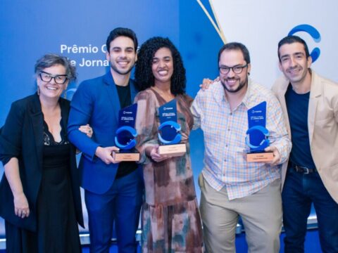 Jornalistas comemorando após receber o Prêmio Copasa Jornalismo