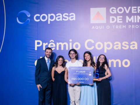 Jornalistas comemorando após receber o Prêmio Copasa Jornalismo