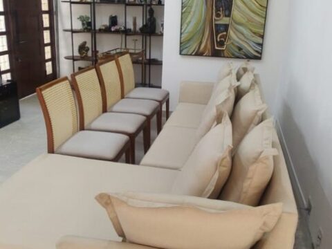 Sala de estar com sofá claro limpo e impermeabilizado, evidenciando tecido protegido e aparência renovada