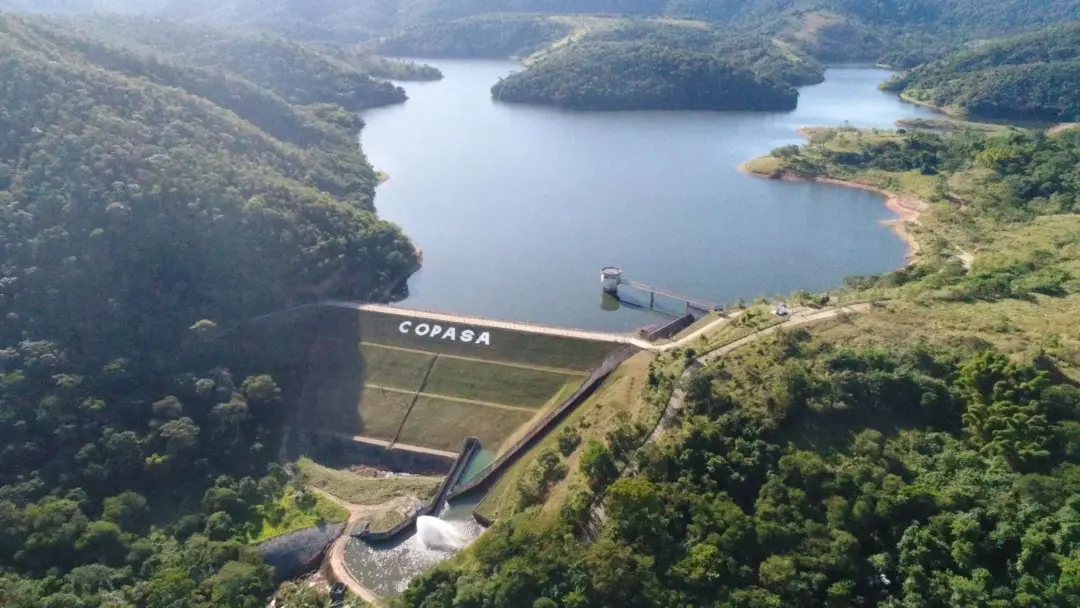 Vista aérea de uma represa da Copasa, em Minas Gerais.