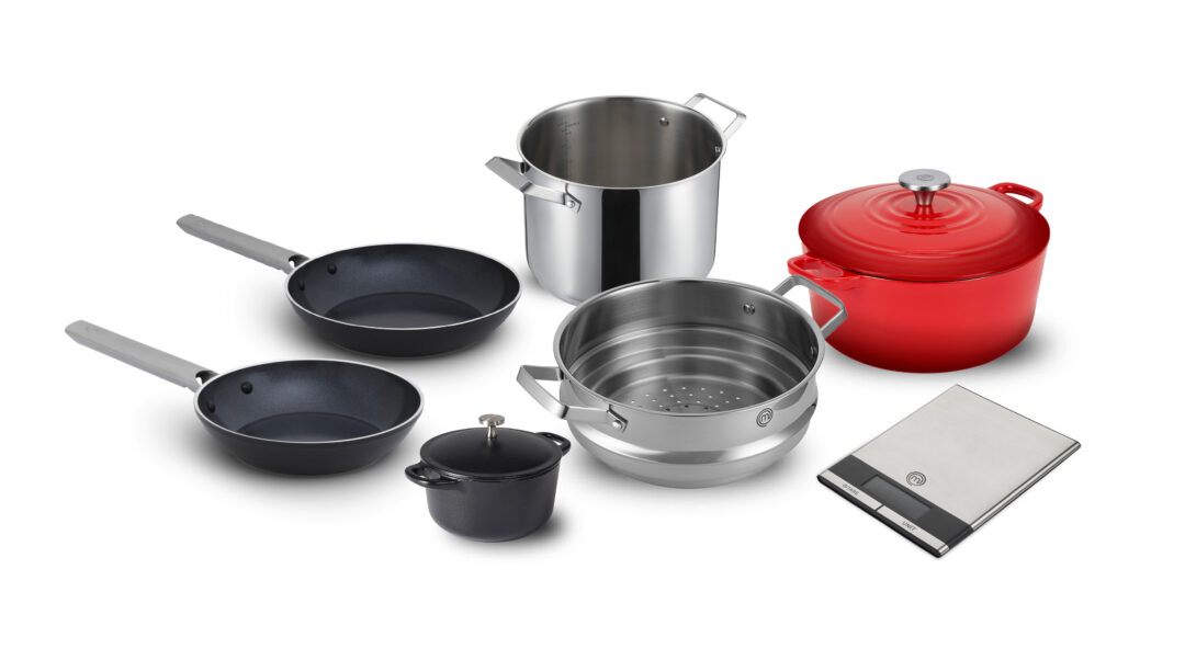Conjunto de panelas e utensílios MasterChef com caçarolas, frigideiras, panela de ferro, escorredor e balança digital, da campanha “Meu Selinho de Desconto”.