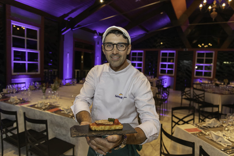 Especialista de Gastronomia do Senac Minas, Ronie Peterson Costa, preparando um prato para evento gastronômico de Queijo Minas Artesanal
