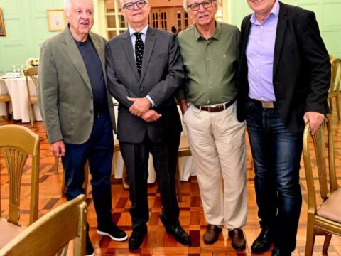 Grupo de jornalistas mineiros e diretores do Sindiextra reunidos durante a confraternização anual no Automóvel Clube de Belo Horizonte.