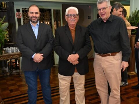 Grupo de jornalistas mineiros e diretores do Sindiextra reunidos durante a confraternização anual no Automóvel Clube de Belo Horizonte.