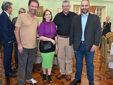 Grupo de jornalistas mineiros e diretores do Sindiextra reunidos durante a confraternização anual no Automóvel Clube de Belo Horizonte.