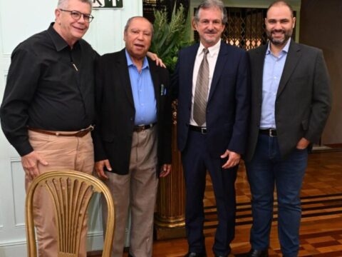 Grupo de jornalistas mineiros e diretores do Sindiextra reunidos durante a confraternização anual no Automóvel Clube de Belo Horizonte.