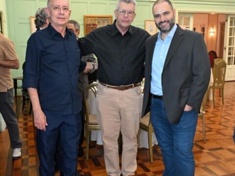 Grupo de jornalistas mineiros e diretores do Sindiextra reunidos durante a confraternização anual no Automóvel Clube de Belo Horizonte.