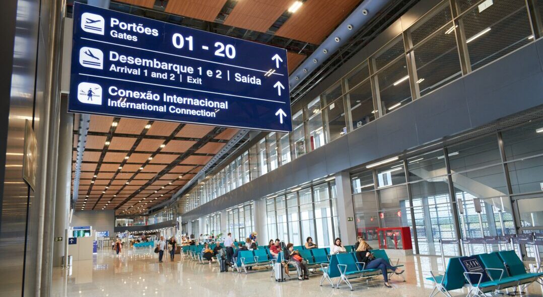 Área de embarque do BH Airport com passageiros aguardando voos durante a alta temporada de fim de ano, no aeroporto de Belo Horizonte
